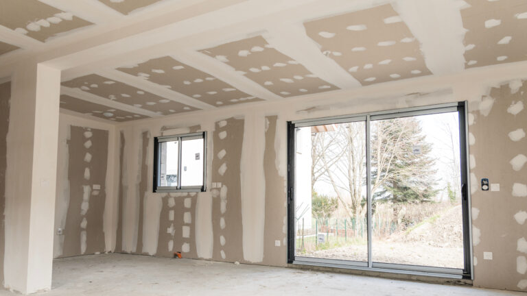 plaques de plâtres posées dans une maison neuve